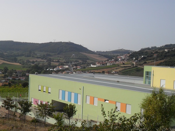 /fileuploads/Instalações%20e%20Equipamentos/Recepção%20e%20Exterior/_quintadascores_geriatria_residencia_senior_panoramica_exterior_websites.jpg