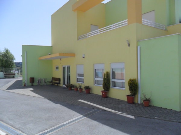 /fileuploads/Instalações%20e%20Equipamentos/Recepção%20e%20Exterior/_quintadascores_lar-de_idosos_residencia_senior_casa_de_repouso_entrada.JPG