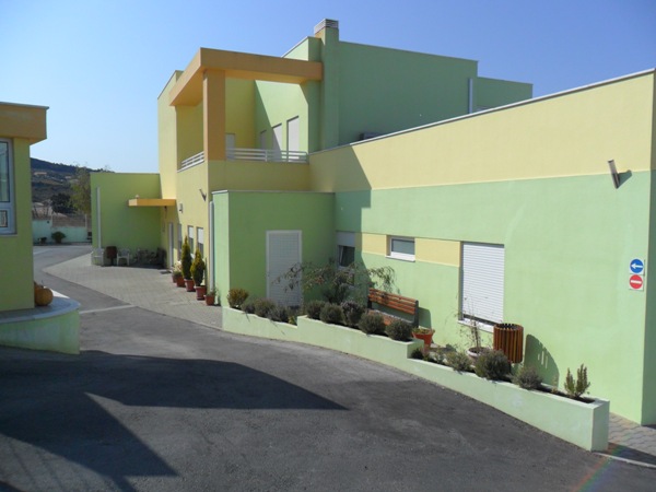 /fileuploads/Instalações%20e%20Equipamentos/Recepção%20e%20Exterior/_quintadascores_lar_de_idosos_residencia_senior_casa_de_repouso_entrada.JPG