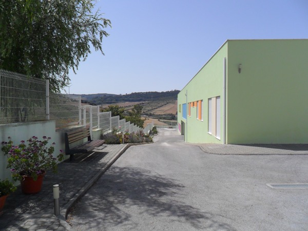 /fileuploads/Instalações%20e%20Equipamentos/Recepção%20e%20Exterior/_quintadascores_lar_de_idosos_residencia_senior_casa_de_repouso_lateral_esquerda_do_edifício.JPG