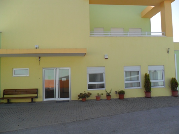 /fileuploads/Instalações%20e%20Equipamentos/Recepção%20e%20Exterior/_quintadascores_lar_de_idosos_residencia_senior_casa_de_repouso_porta_da_entrada.JPG