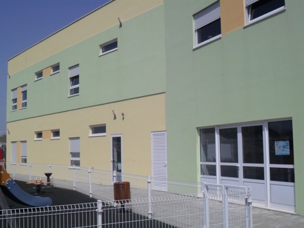 /fileuploads/Instalações%20e%20Equipamentos/Recepção%20e%20Exterior/_quintadascores_lar_de_idosos_residencia_senior_casa_de_repouso_traseiras_do_edifício.JPG