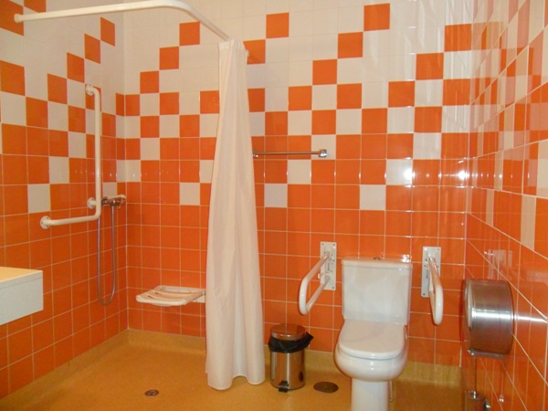 /fileuploads/Instalações%20e%20Equipamentos/Salas/_quintadascores_gerontologia_residencia_senior_suite%20atenas_wc_websites.JPG