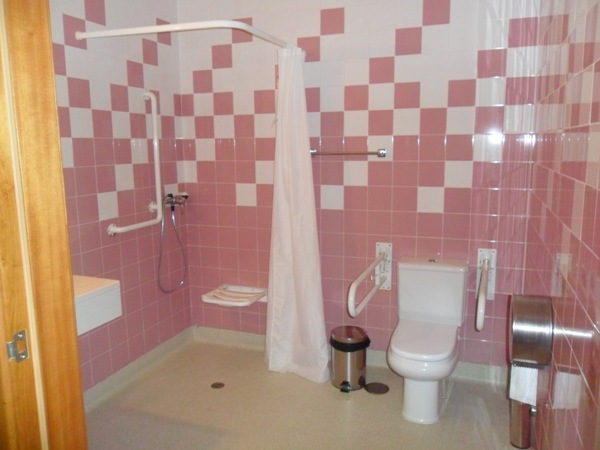/fileuploads/Instalações%20e%20Equipamentos/Salas/_quintadascores_gerontologia_residencia_senior_suite_bellfast_wc_websites.jpg