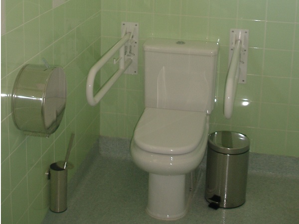 /fileuploads/Instalações%20e%20Equipamentos/Salas/_quintadascores_gerontologia_residencia_senior_suite_berlim_wc_websites.JPG