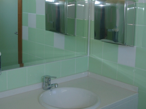 /fileuploads/Instalações%20e%20Equipamentos/Salas/_quintadascores_gerontologia_residencia_senior_suite_bruxelas_wc_websites.JPG