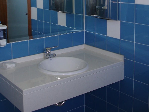 /fileuploads/Instalações%20e%20Equipamentos/Salas/_quintadascores_gerontologia_residencia_senior_suite_londres_wc_websites.JPG