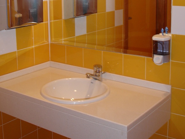 /fileuploads/Instalações%20e%20Equipamentos/Salas/_quintadascores_gerontologia_residencia_senior_suite_madrid_wc_websites.JPG