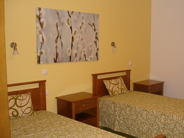 /fileuploads/Instalações%20e%20Equipamentos/Salas/_quintadascores_gerontologia_residencia_senior_suite_madrid_websites.JPG