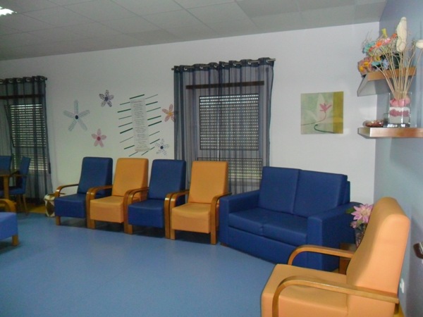 /fileuploads/Instalações%20e%20Equipamentos/Suites/_quintadascores_lar_de_idosos_residencia_senior_casa_de_repouso_Sala_de%20_convívio.JPG