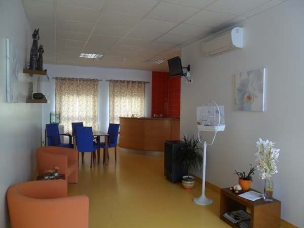 /fileuploads/Instalações%20e%20Equipamentos/Suites/_quintadascores_lar_de_idosos_residencia_senior_casa_de_repouso_sala_de_estar_com_copa.JPG